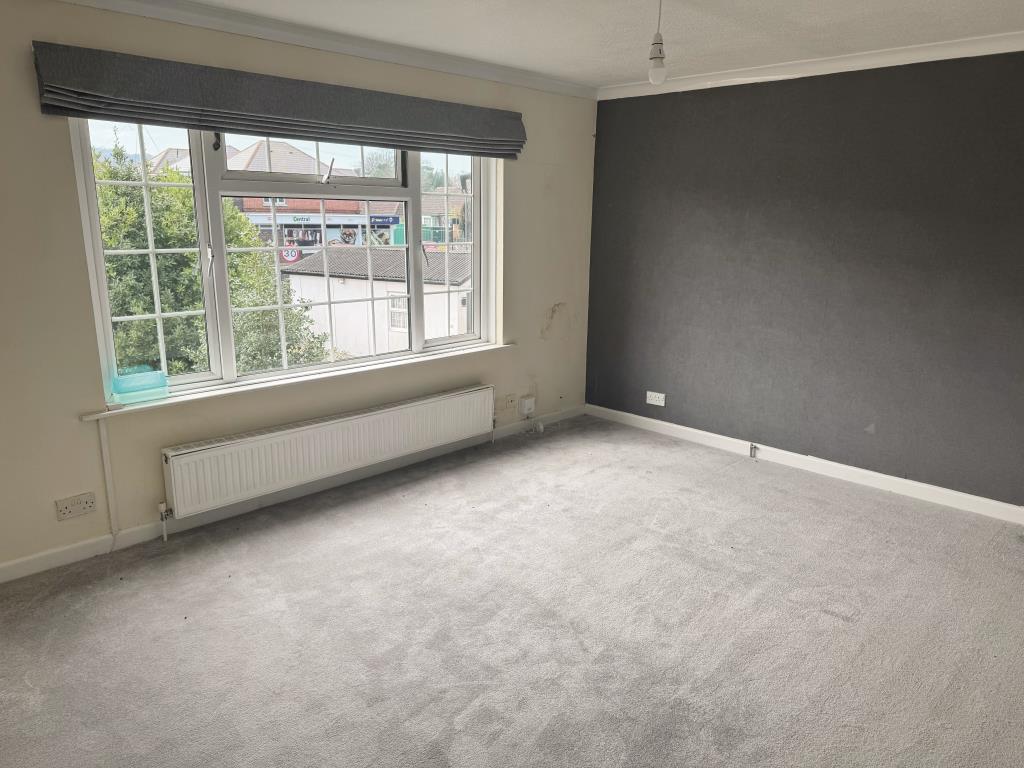 Lot: 129 - TWO-BEDROOM FLAT WITH GARAGE AND GARDEN - The Living Room
